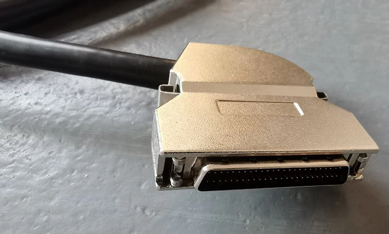 135 Grad Ħruġ HD50 Pin Male għal Male SCSI Cable Bil Lukkett Clip